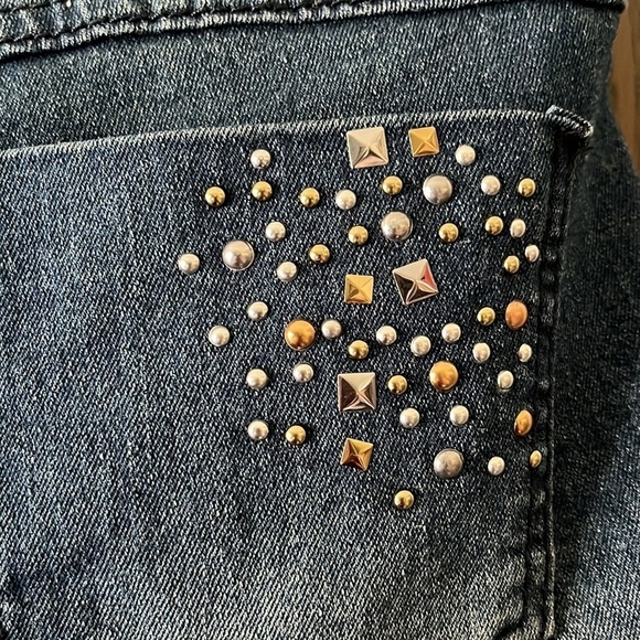 Material Girl blue jean short shorts with studded pocket. Size 7 NWT - Picture 7 of 11